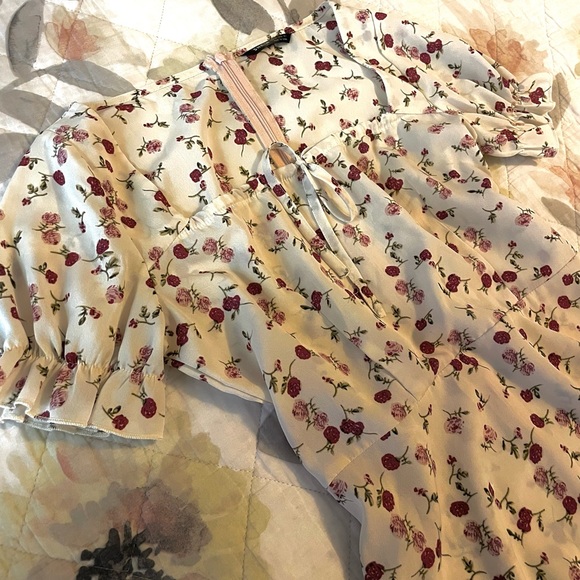 Floral Short Puff Sleeved Dress - Picture 7 of 9